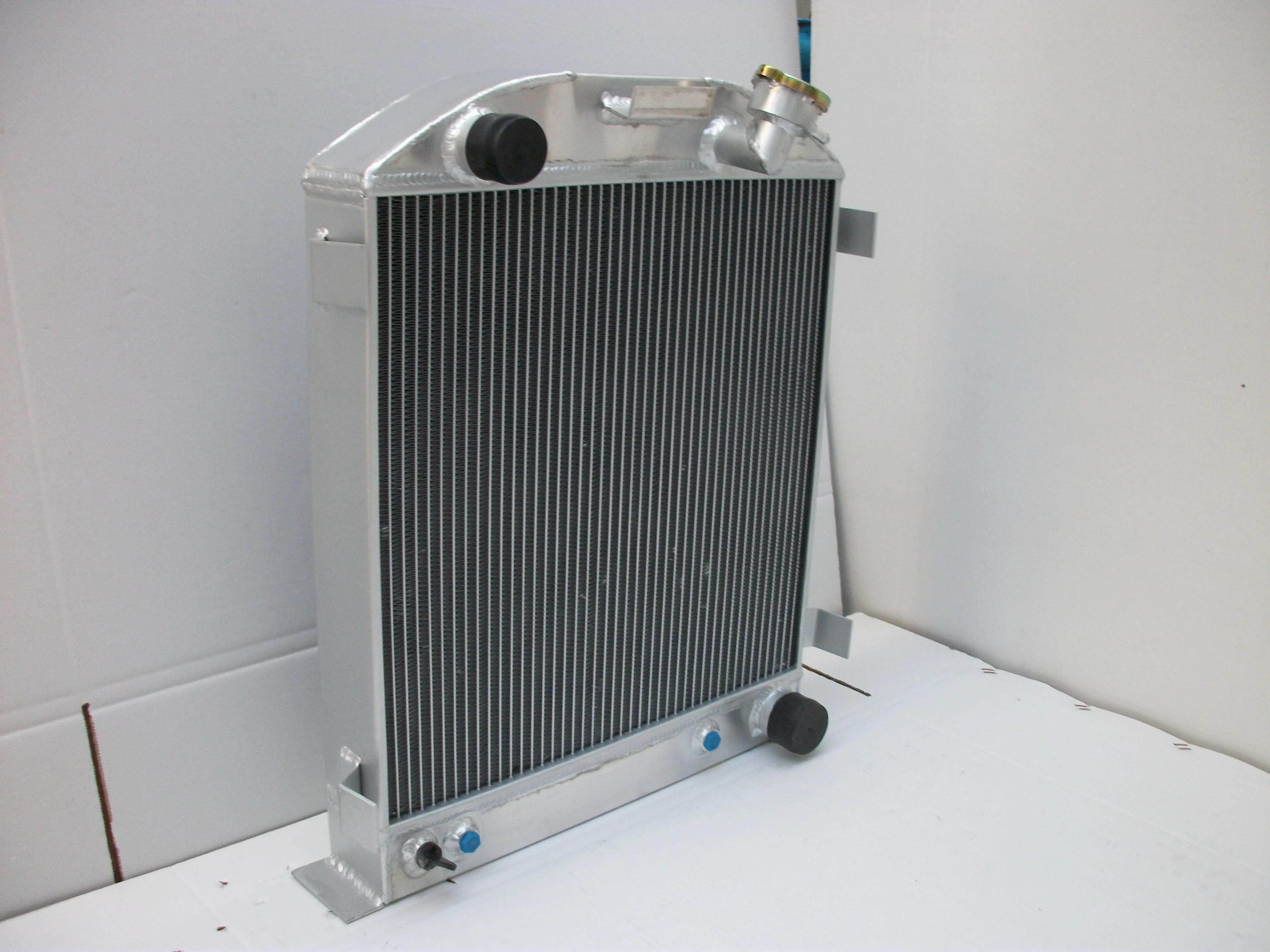 FOR 3 ROW Ford 1932 hot rod w/Chevy 350 V8 engine aluminum radiator
