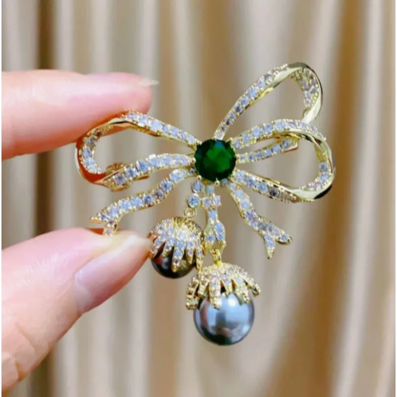 

Fashion European-style Bow Diamond Brooch for Women Luxurious Green Crystal Corsage Anti-exposure Pin.