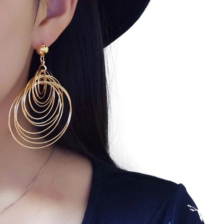 أقراط معدنية متعددة الطبقات دائرية كبيرة طويلة مبالغ فيها ، أوروبا والولايات المتحدة ، مسمار المد