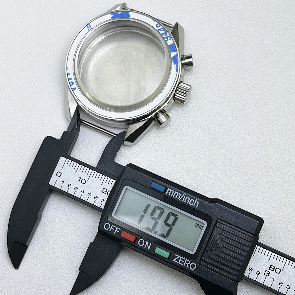 Das 39,7mm VK63 Uhrengehäuse ist Silber-Weiß und Blau-Schwarz, mit silberbeschichtetem Glas und VK63 Quarz-Chronograph-Armband. – Detail 2