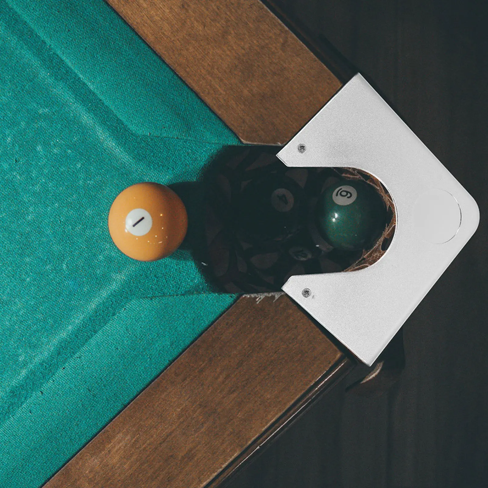 

Набор из 8 хромированных защитных уголков для стола - Премиальные угловые накладки для бильярдного стола, устойчивые к истиранию и стильные.