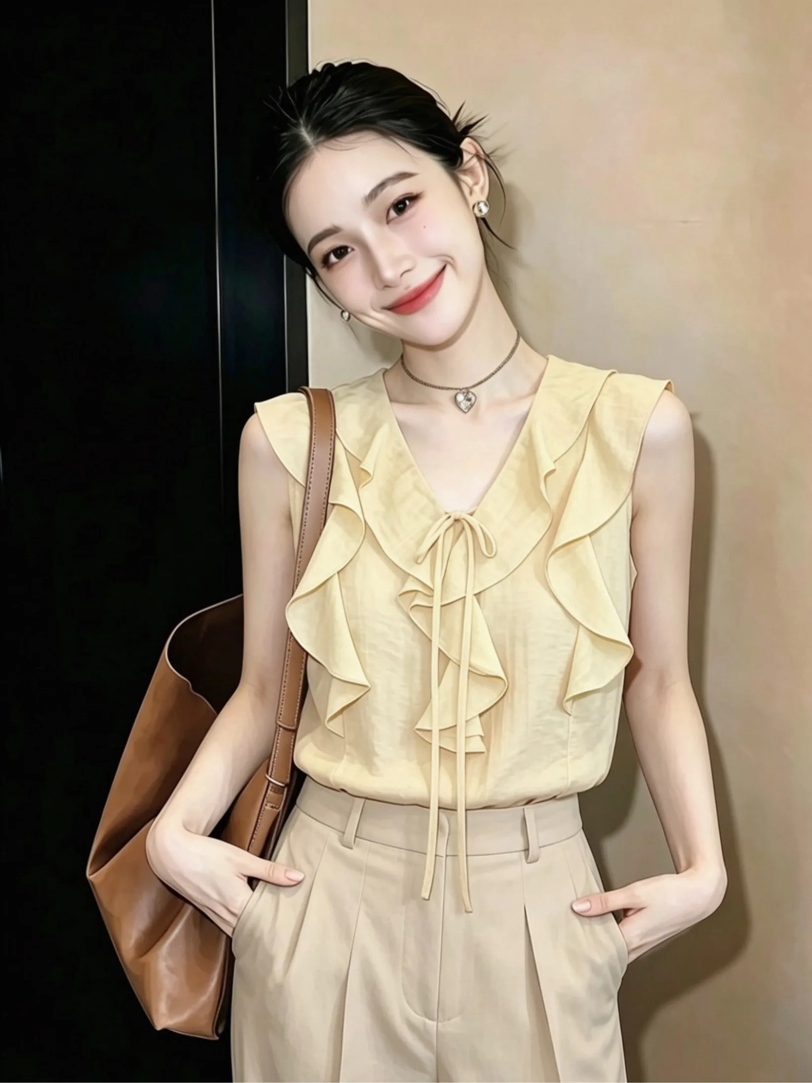 

Light Yellow Lace Trimmed V-Neck Sleeveless Shirt Women's Fashion Summer New Style High-End Feelings Bow Tie Blouse