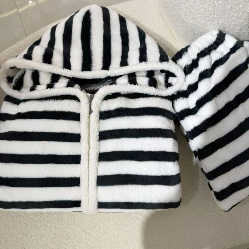 Pigiama da donna autunno e inverno in flanella allentata cardigan a righe ispessito in pile di corallo set di cappelli da casa può essere indossato all'esterno