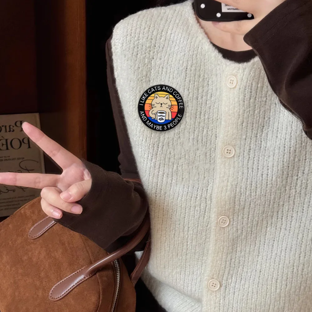 Ich mag Katzen und Kaffee und vielleicht drei Leute. Niedliche Brosche mit fauler Katze, die eine Kaffeetasse hält. Retro-Sonnenuntergang-Pin. Schmuckgeschenk für Katzenliebhaber. – Detail 11