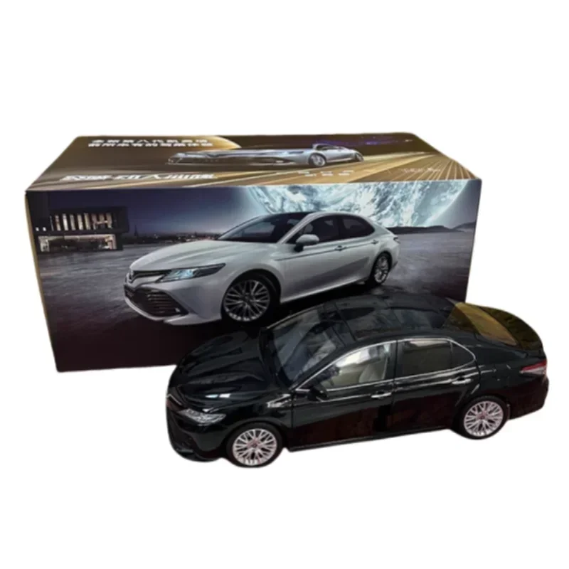 1:18 Toyota's new eighth generation Camry diecast alloy model, children's collection of decorative toys, holiday gifts for boys.