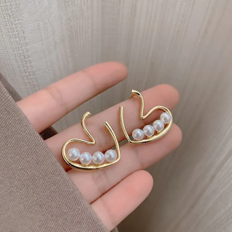 Exaggerated Big Heart Pearl Stud Earrings for Woman Korean Personality Sweet Love Breach Ear Wedding Jewelry Accessories