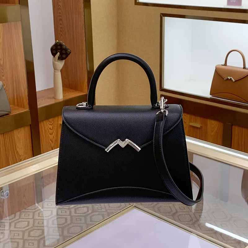 حقيبة يد نسائية صيفية راقية من الجلد الناعم موديل 2025 بإبزيم على شكل حرف M حقيبة يد نسائية على الكتف عبر الجسم #3