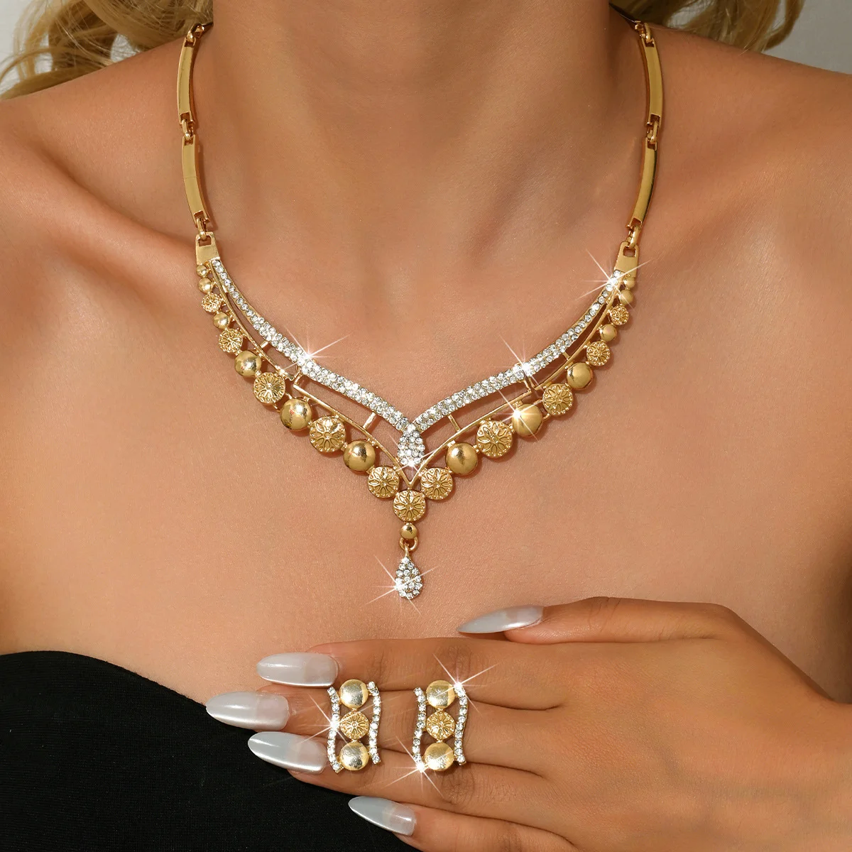

Popular fashion necklace and earrings luxury alloy two-piece jewelry set for women. Wife's Gift
