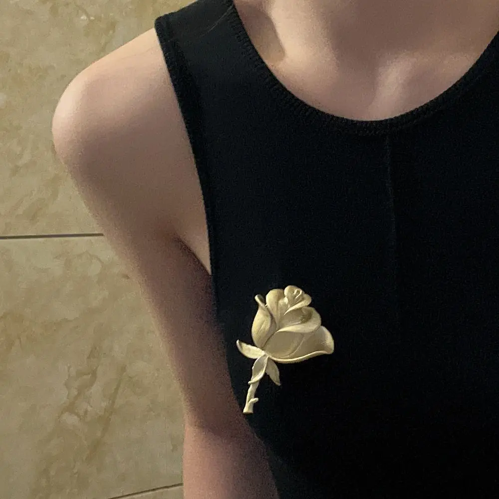 

Cheongsam Accessories Matter Rose Brooches Shell Jewelry Accessories Romantic Badge Alloy Collar Pin Banquet Clothes Pin Women