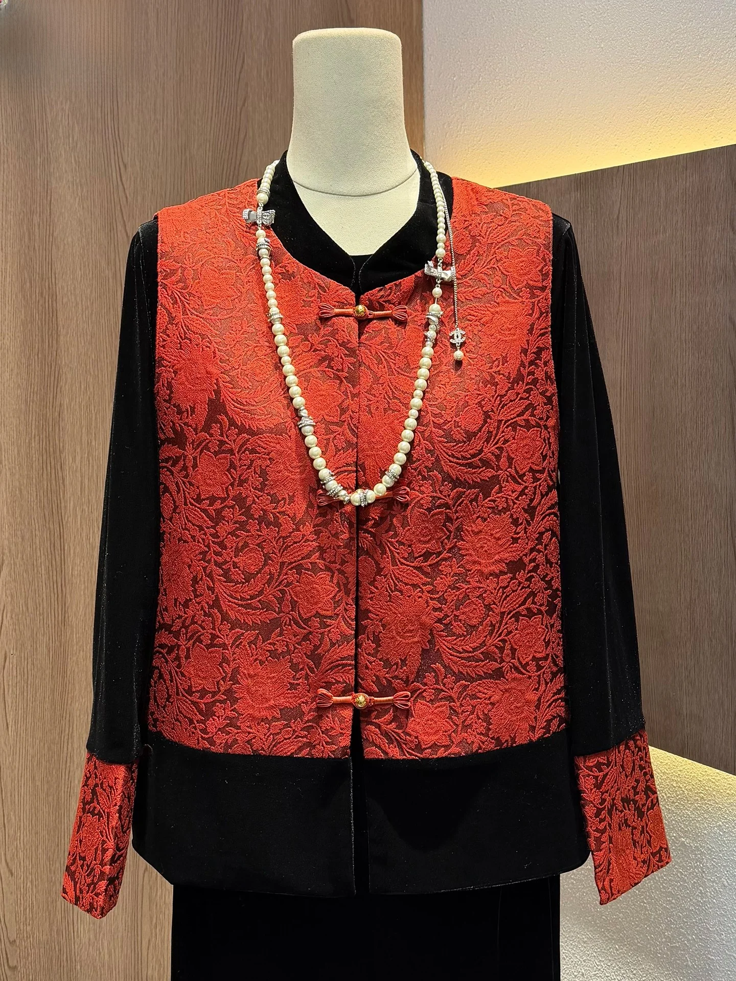 

Новый китайский модный комплект из трех предметов: бархатный топ с пэчворком, утягивающий фигуру, и жилет на пуговицах для женщин. Весенняя коллекция.