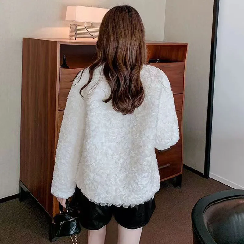 2025 신상 레이스 스플라이스 양털 재킷 여성 가을 겨울 한국 숏 인조 모피 코트 여성 싱글 버튼 화이트 플러피 아우터