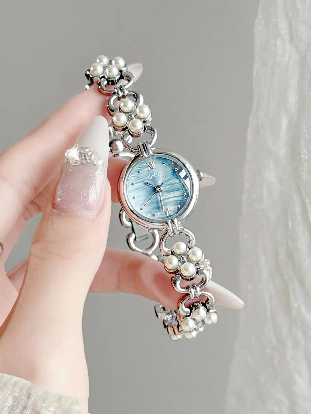 

Новые роскошные модные часы 2025 года с жемчужной цепочкой для женщин, с бриллиантовой инкрустацией, кварцевым механизмом и корпусом из перламутра — женские наручные часы — подарок