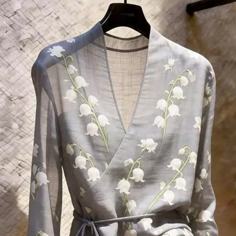 Good-looking Women's Shirt Tops Woman Shirts Blouse 2026 Summer New V Collar French Design Temperament Printed Shirt view 5