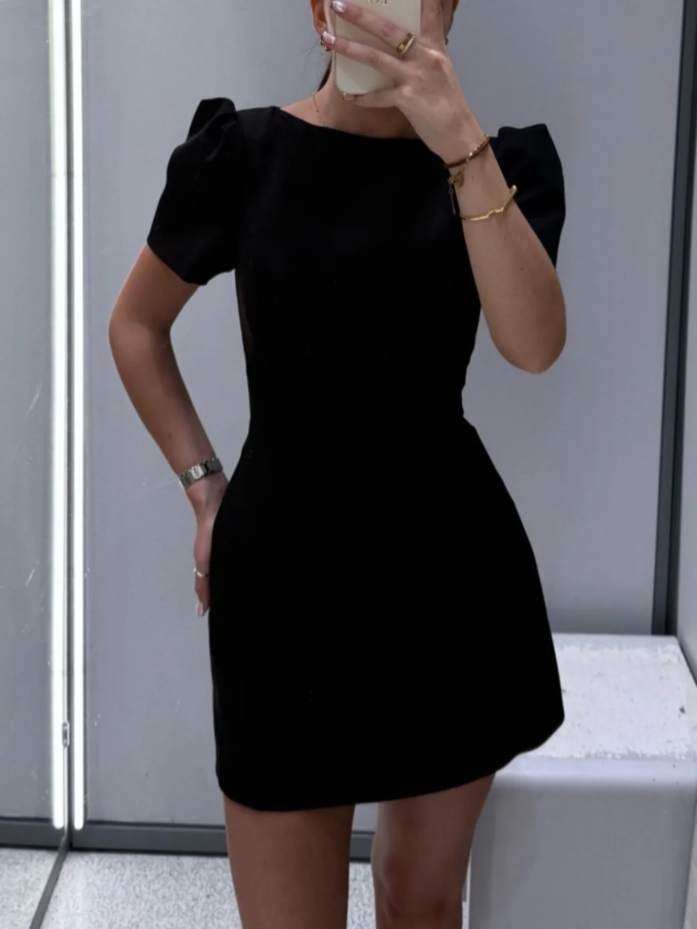 Black fitted mini dress, fashionable solid color, short sleeves, round neck, waist-cinching dress, suitable for daily commuting