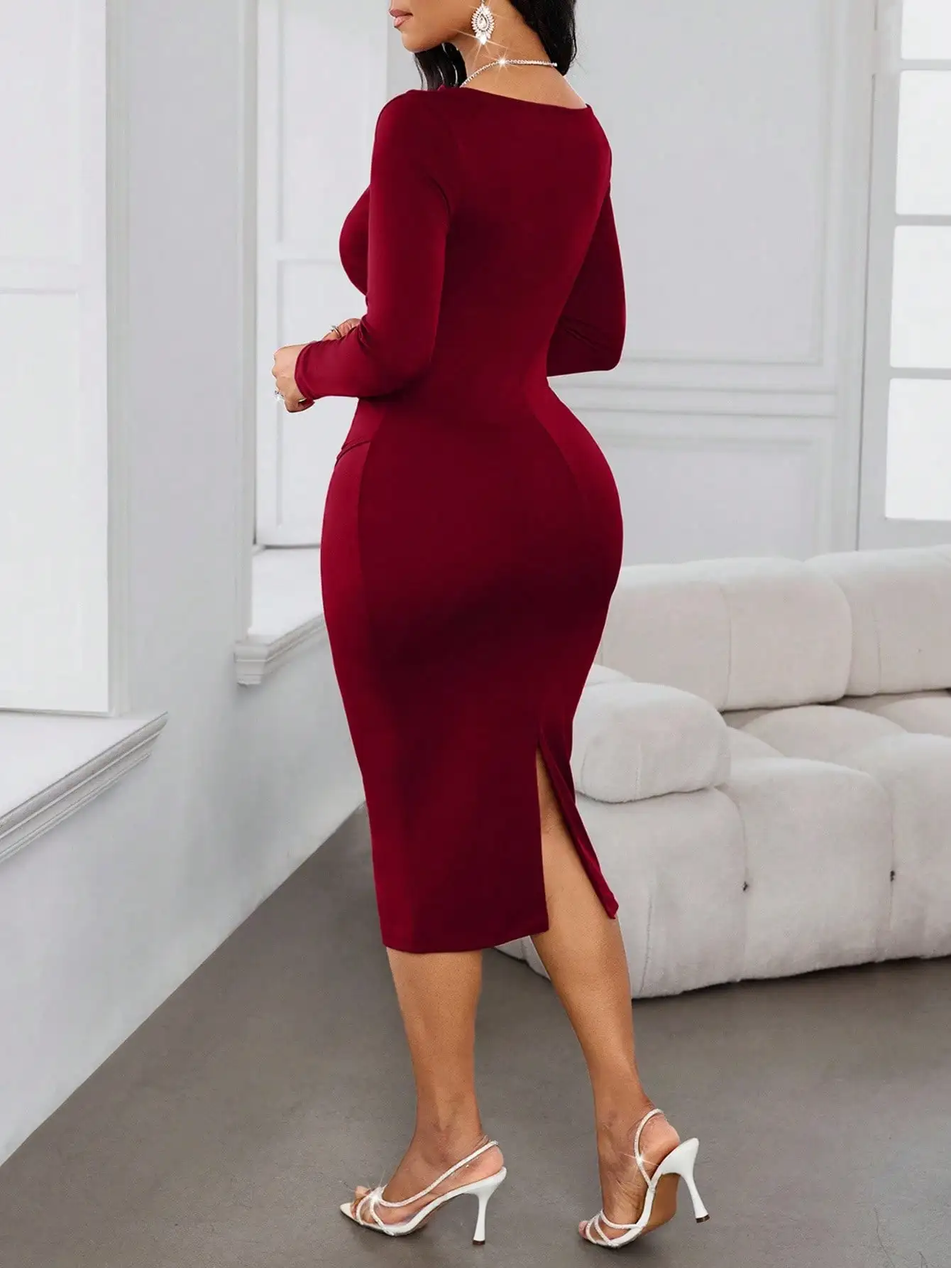 فستان ميدي أنيق باللون العنابي بياقة غير متماثلة للنساء، بأكمام طويلة وتصميم ضيق للحفلات والسهرات