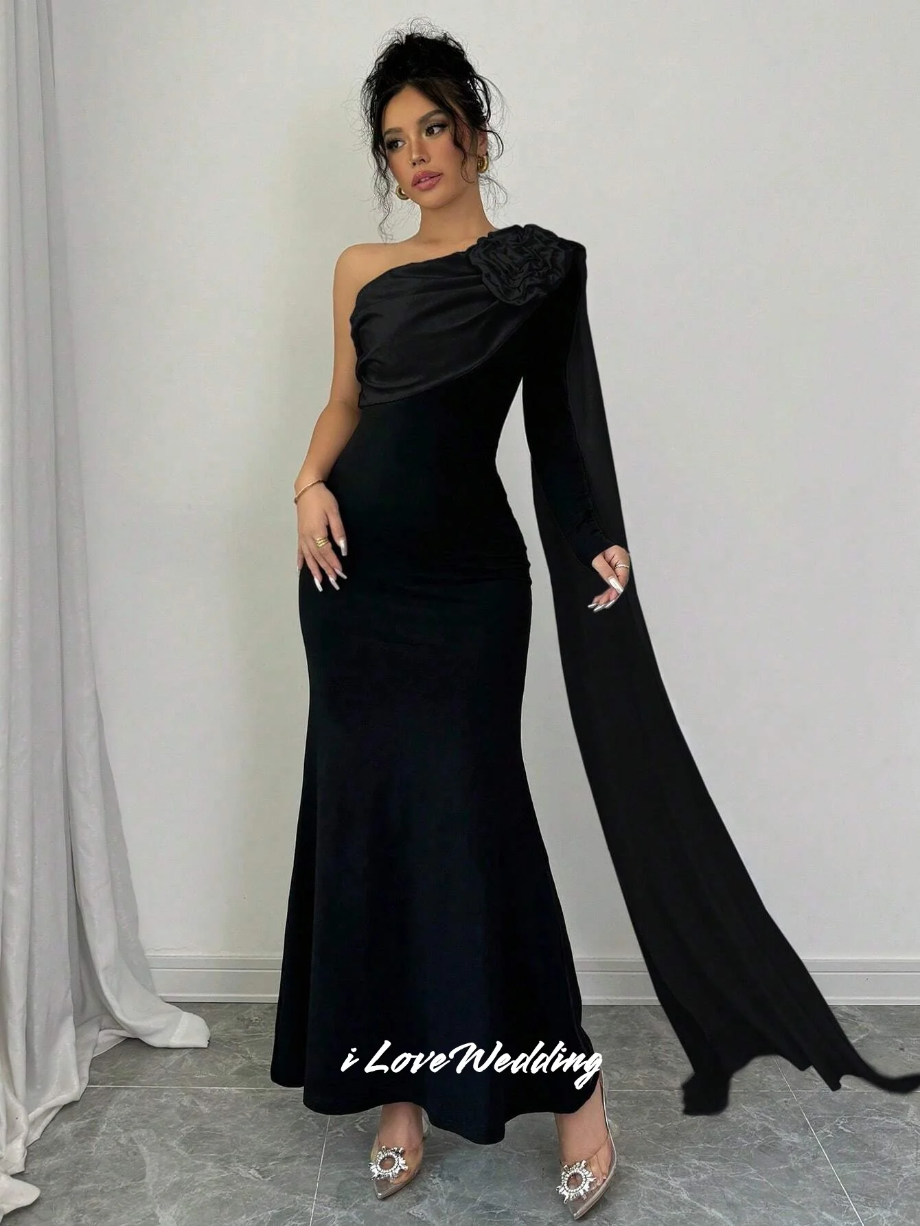 Abito da sera monospalla nero 2025 Abito da cerimonia nuziale pieghettato alla caviglia con scialle a fiori a maniche lunghe in raso personalizzato