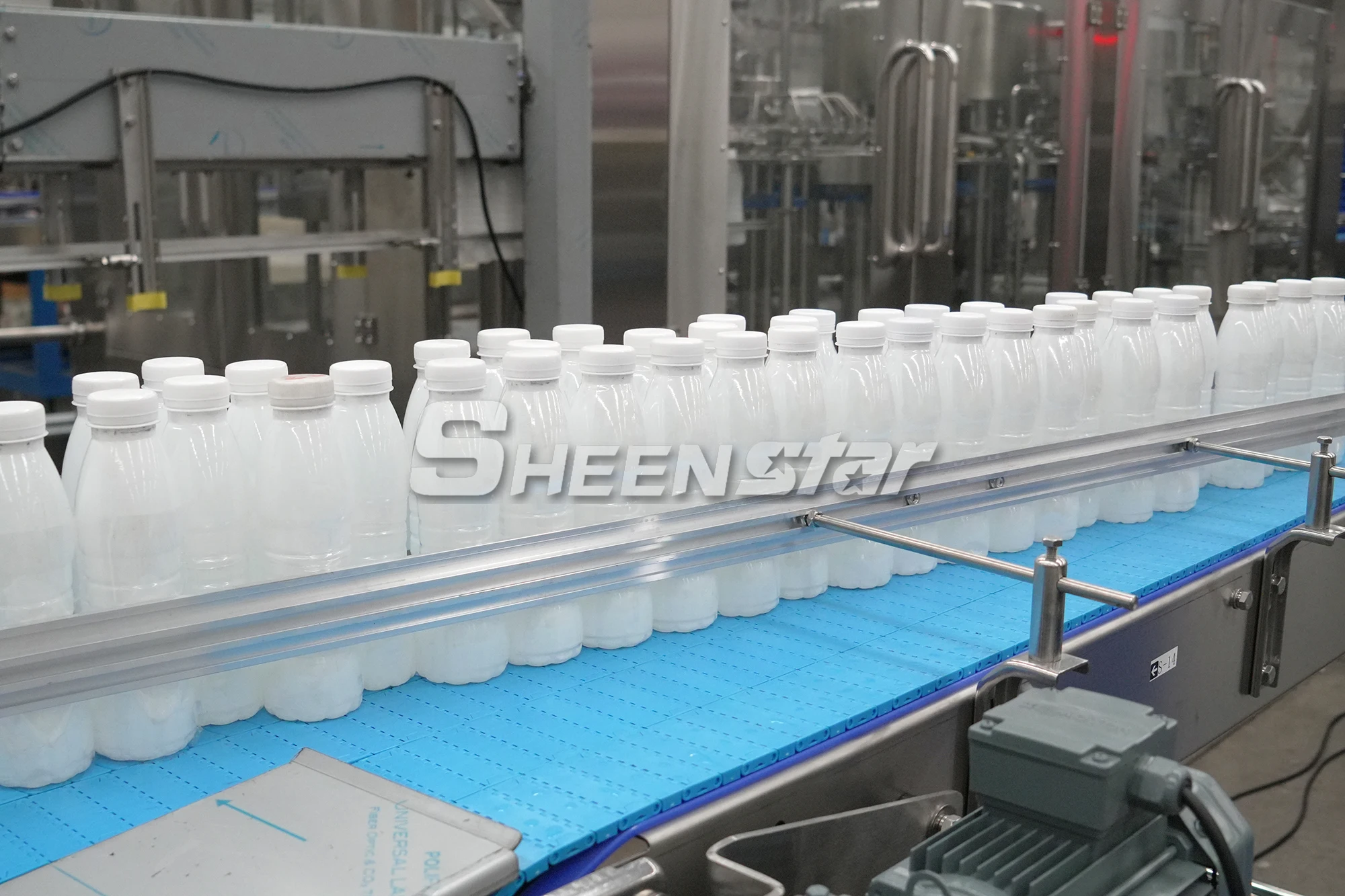 Energy Saving Full Automatic 500ml Beverage Drinking Filling Packing Machine 16 Head 7000bph Juice Bottle Filling