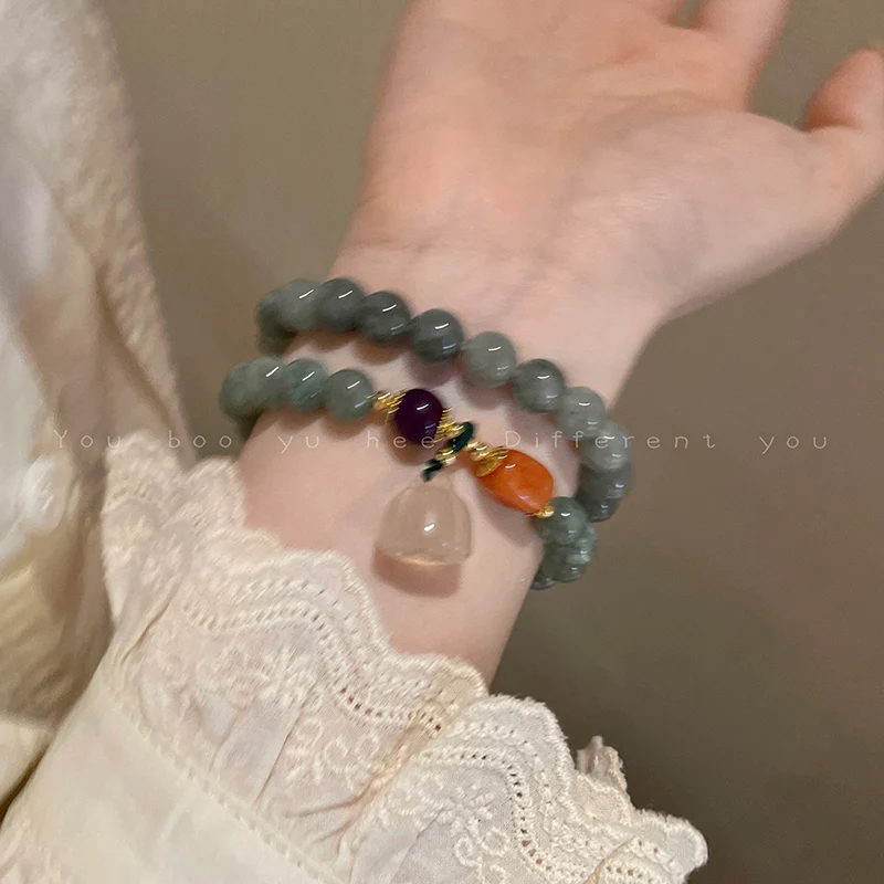 Chinesisch inspiriertes Lotus-Anhänger-Armband-einzigartig und schick, perfekt für einen raffinierten Look.