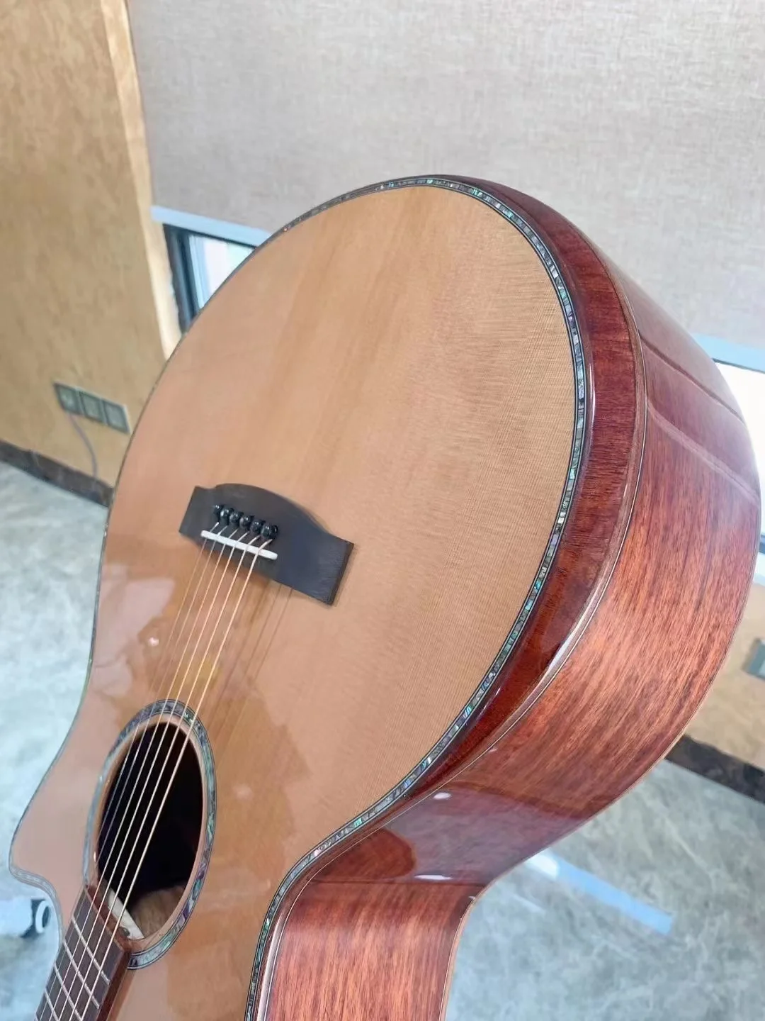 Guitare acoustique solide haut de gamme professionnelle, fabriqué en Chine, usine OEM, micro 41 pouces brillant, en option, haute qualité