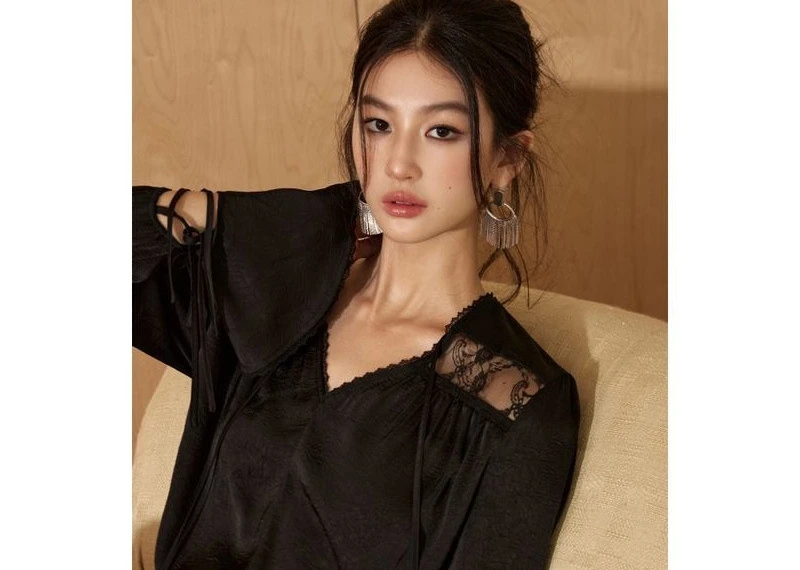 قميص نسائي صيفي جديد بنمط مزدوج من الساتان مع دانتيل فرنسي مرقع وأصفاد وربطات عنق مكشكشة