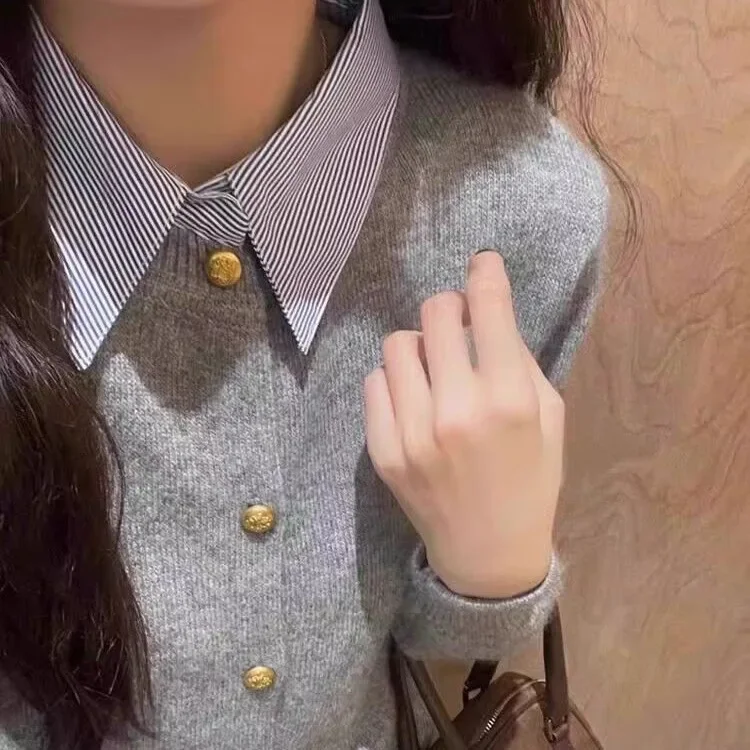 เสื้อคาร์ดิแกนถักแบบเปิด ทรงเข้ารูป ไซส์เล็ก แต่งปกเสื้อเชิ้ตสีเทา ตัดต่อแบบสองชิ้นในตัวเดียว