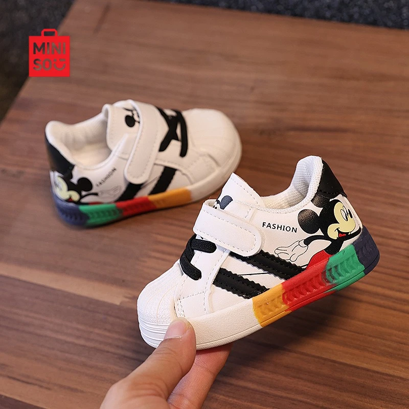 أحذية رياضية للأطفال من Miniso 2025 من عمر 1-3 سنوات، نعل ناعم مسامي للجنسين غير قابل للانزلاق باللون الأبيض للأطفال الصغار