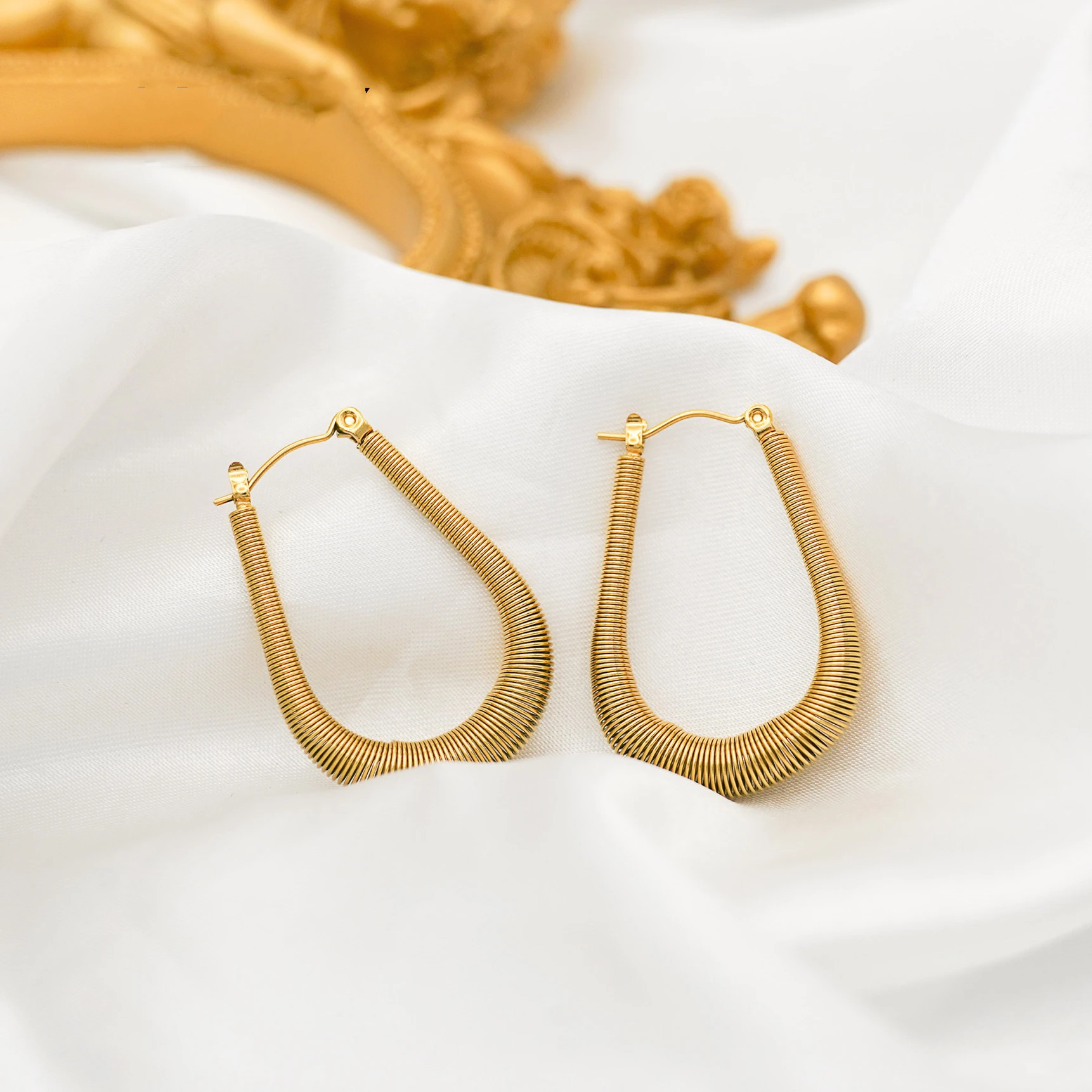 

PAPERPLUS Women's Gold Hoop Earrings U-Shape Stainless Steel Simple Costume Jewelry 1 Pair Wholesale