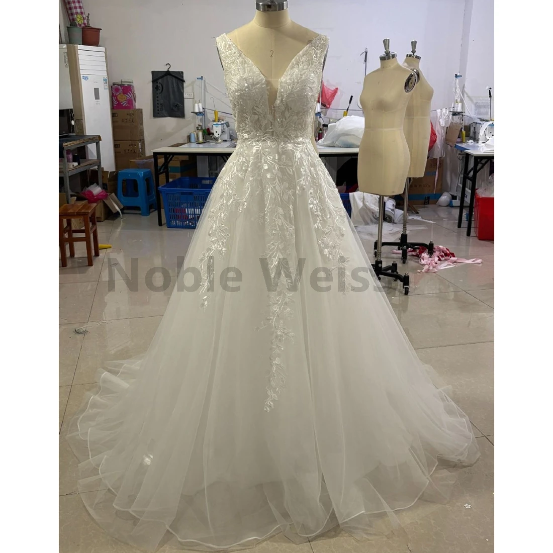 Tiulowa suknia ślubna o linii A Seksowna suknia ślubna z dekoltem w kształcie litery V, bez rękawów, koronkowa suknia ślubna z aplikacjami Dostosuj