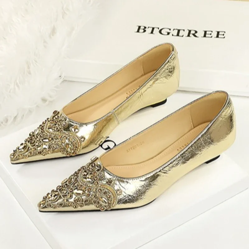 Korean Style Rhinestone Wedding Shoes Metal Hand-Grabbing Wedge Pattern Slim Women's Shoes Pointed Toe Low Heel Women's Shoes