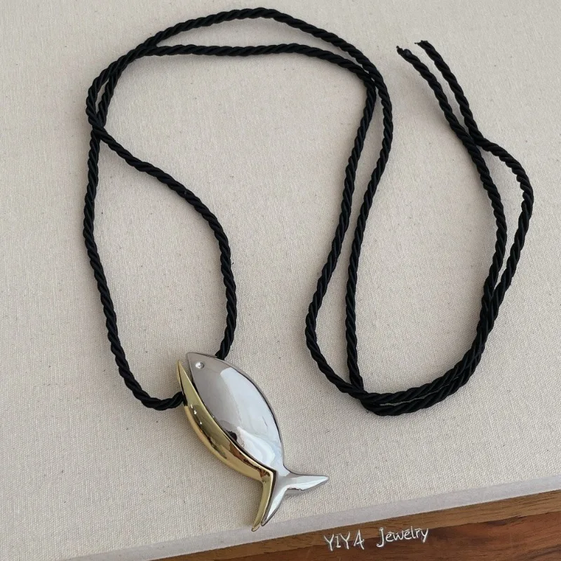 Minar encantadoras superficie lisa, collares metálicos con colgante de pez de dibujos animados para mujer, gargantillas de cadena de suéter ajustables largas de Color negro