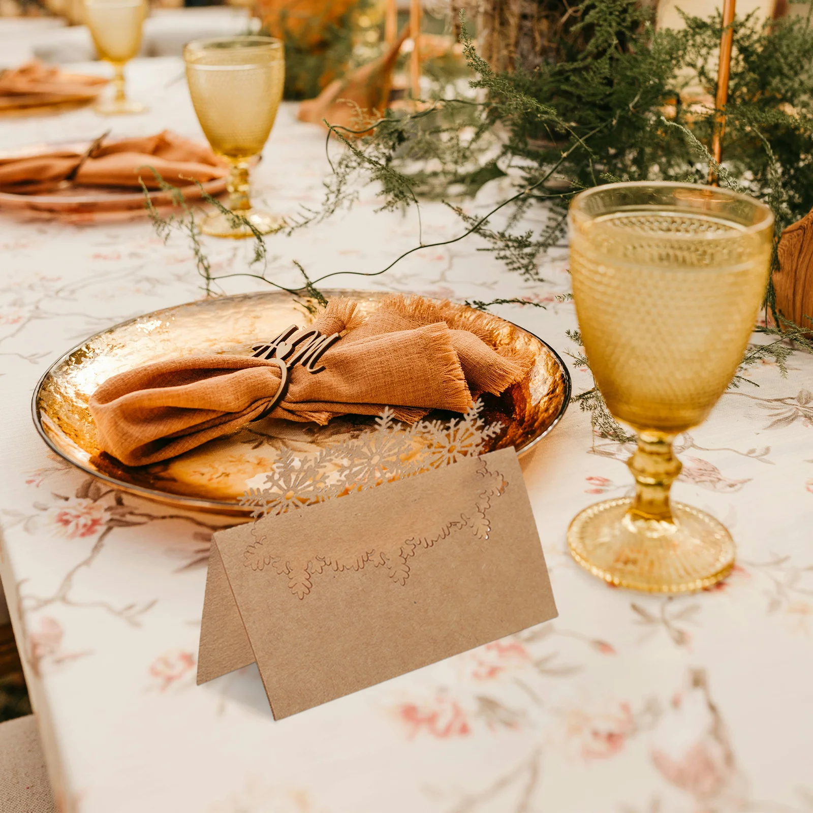 

50Pcs Snowflake Name Cards Rustic Kraft Paper Place Cards for Christmas Dinner Parties Holiday Table Setting Seating Tags