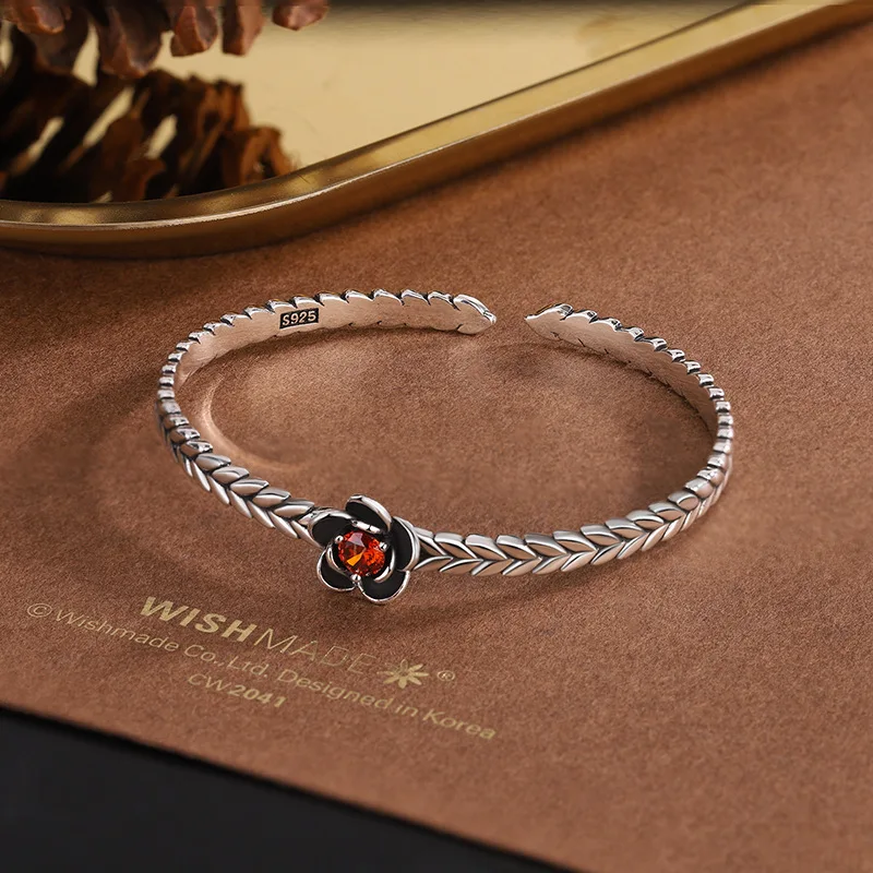 النمط الأوروبي الرجعية الأحمر كريستال الإسورة 925 فضة زهرة شخصية موضة رائعة افتتاح ورقة أساور TYB086