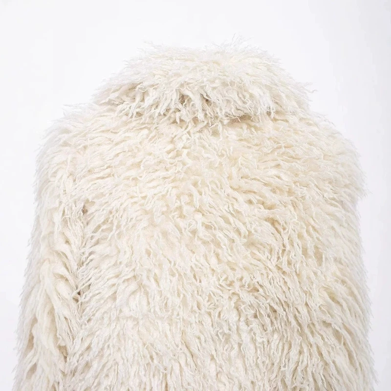 Cappotto in pelliccia sintetica bianca corto di lusso 2025 nuovo risvolto giacca pelosa soffice sciolto elegante cappotto in peluche di lana sintetica da donna inverno caldo spesso