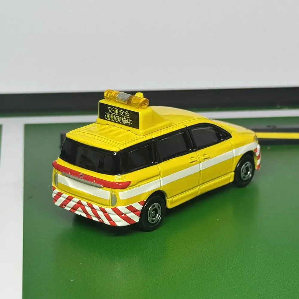 Takara Tomy Tomica No.88 Nissan Elgrand Road Patrol Car 1/64 Alloy Toys Motor Vehicle Diecast Metal Model