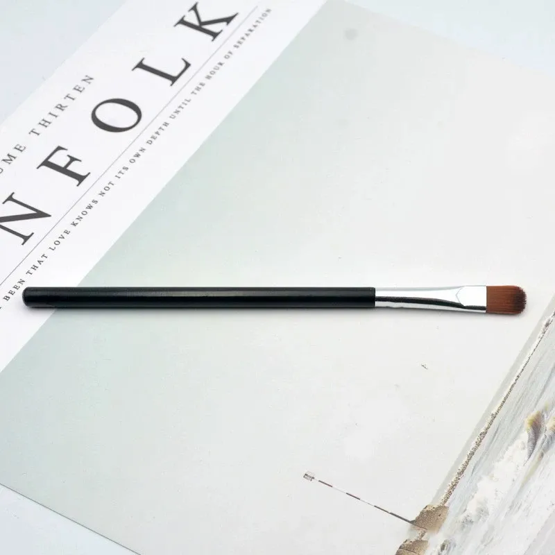 블랙 드로잉 아이브로우 펜슬은 눈썹 디자인, 윤곽선 그리기 또는 모양 그리기에 적합하며 완벽한 메이크업을 도와줍니다.