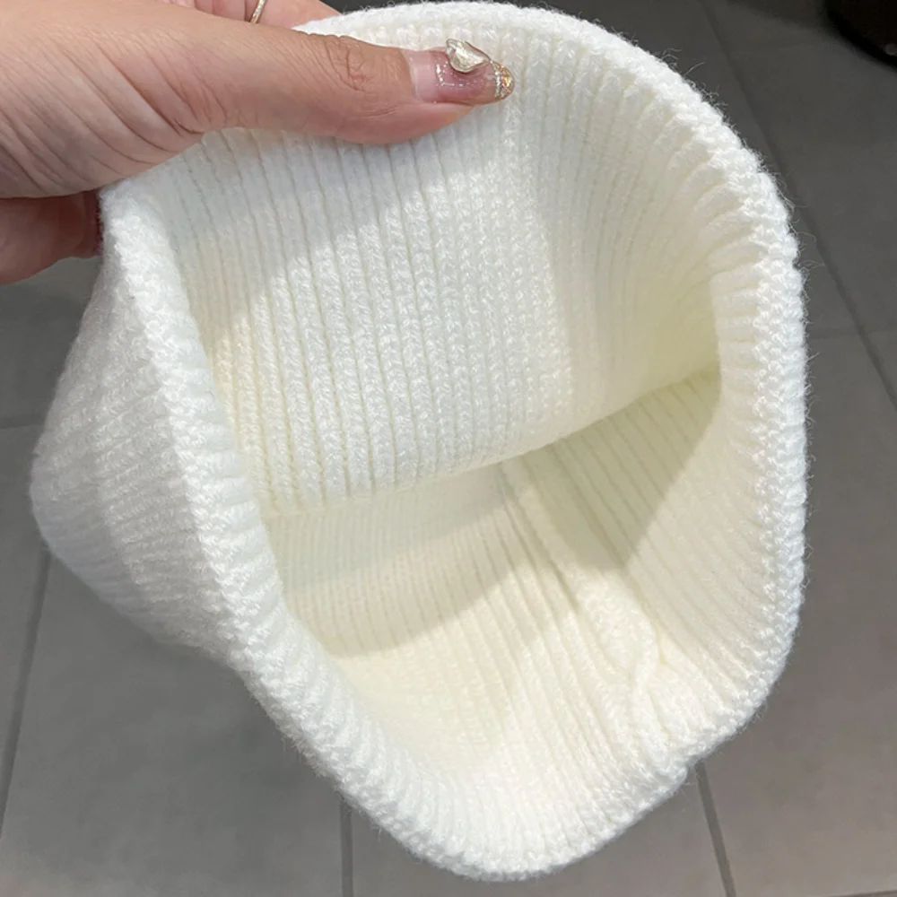 جودة عالية بلون الشتاء بيني القلب حجر الراين حماية الأذن محبوك قبعة قبعات السترة الدافئة للنساء