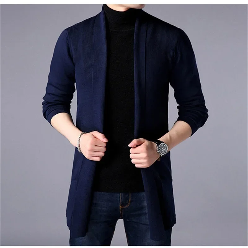 Cardigan lungo da uomo alla moda coreana Primavera Autunno Maglioni da uomo casual quotidiani Maglione lavorato a maglia kaki con tasca Semplice vestibilità slim