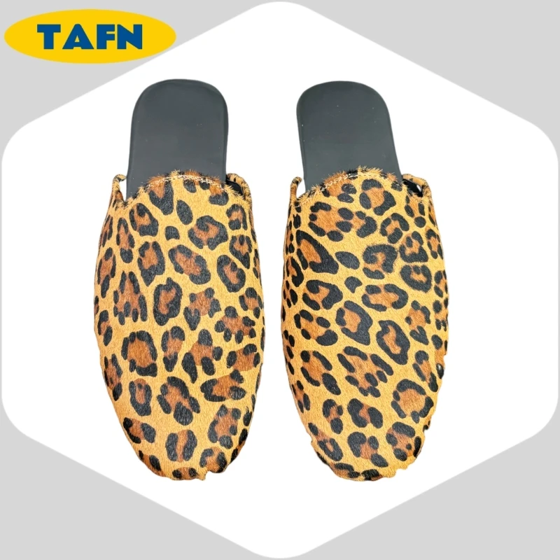

Тапочки с леопардовым принтом на плоской подошве и закрытым носком. Простые и красивые модные тапочки без шнуровки из пены с эффектом памяти и амортизацией AE2019