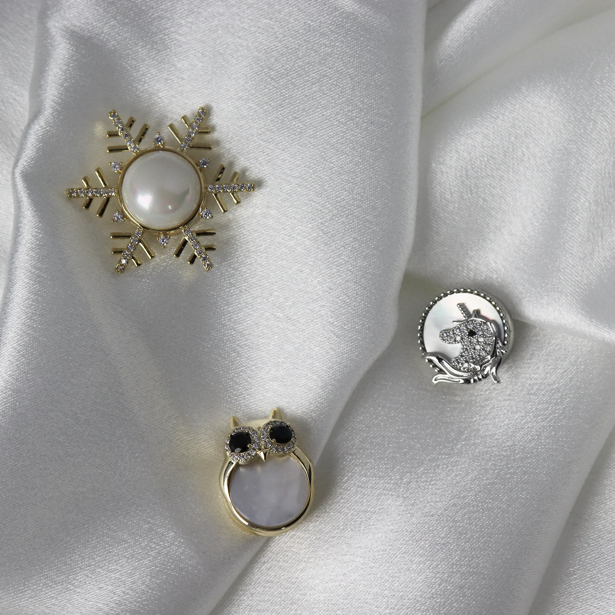 

1 пара магнитных значков с совой, рождественские металлические нашивки со снежинками для женщин, украшение для одежды, женский орнамент, аксессуары для одежды