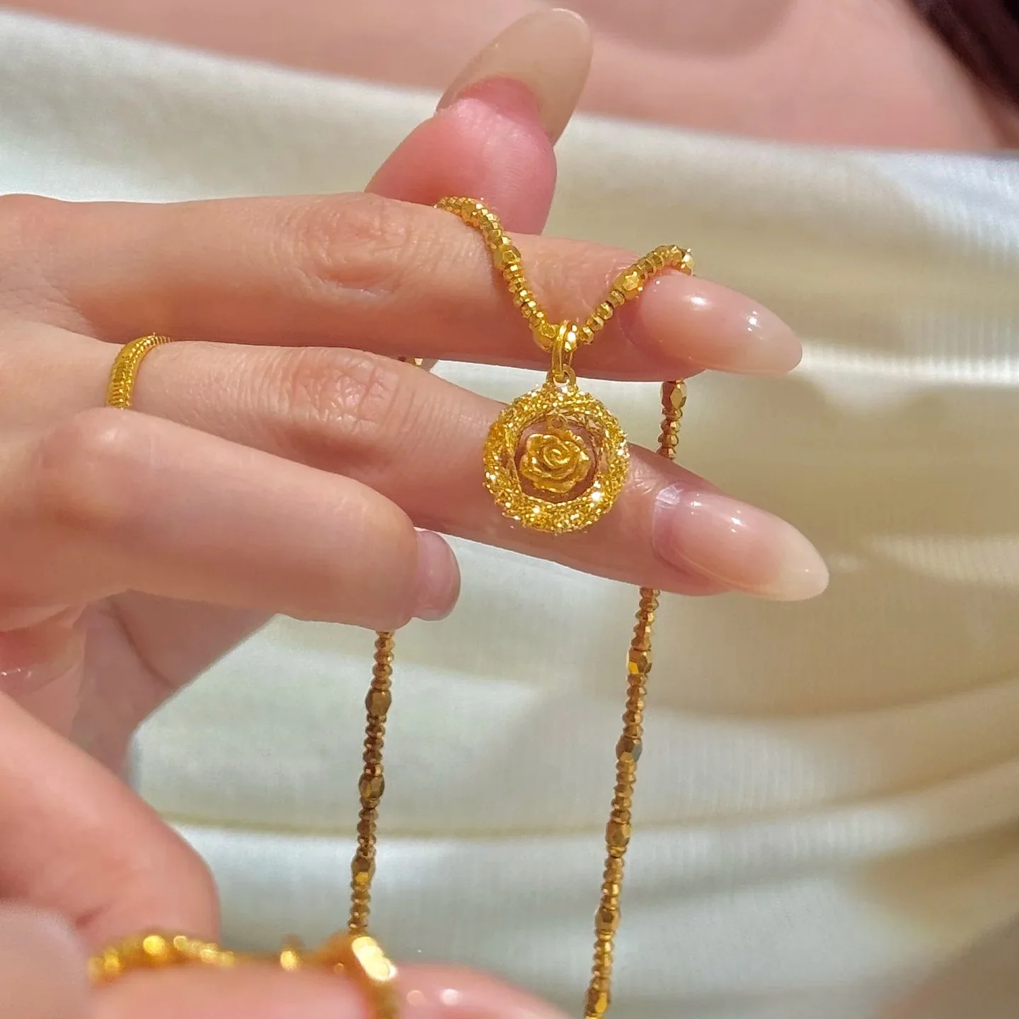 

New Arrival Gold-Tone Sparkling Crushed Ice Rose Garden Dream Net Pendant Necklace Women Light Luxury Hollow Clavicle Chain