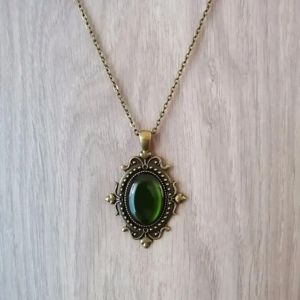 Medieval Victoria Pattern Oval Bronze Color Green Opal Pendant Necklace for Women Men Gothic Retro Jewelry Accessories Gifts