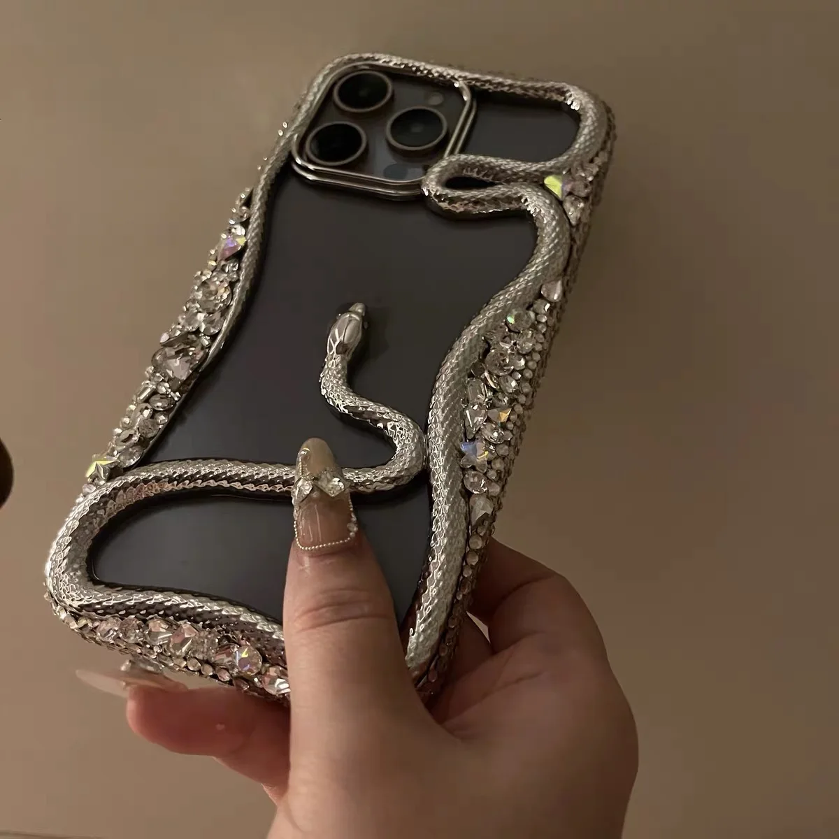 

Suitable for iPhone. Snake-shaped hollowed-out glittering diamond stickers for phone cases. Customized cases