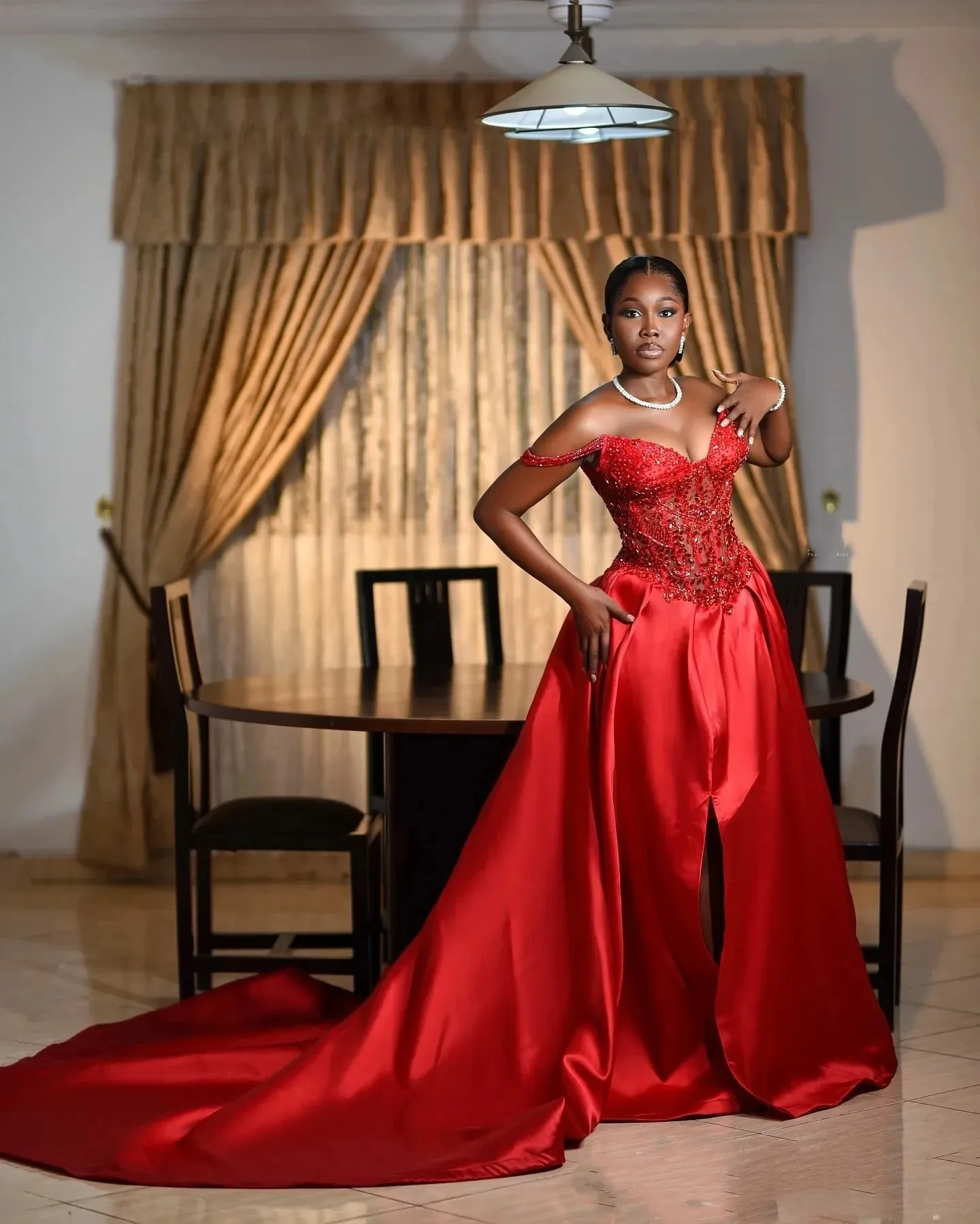 우아한 A라인 볼 드레스, 크리스탈 비즈 새틴과 섹시한 슬릿, 플러스 사이즈 정장 파티 웨딩 및 이브닝 드레스 2025 맞춤 제작