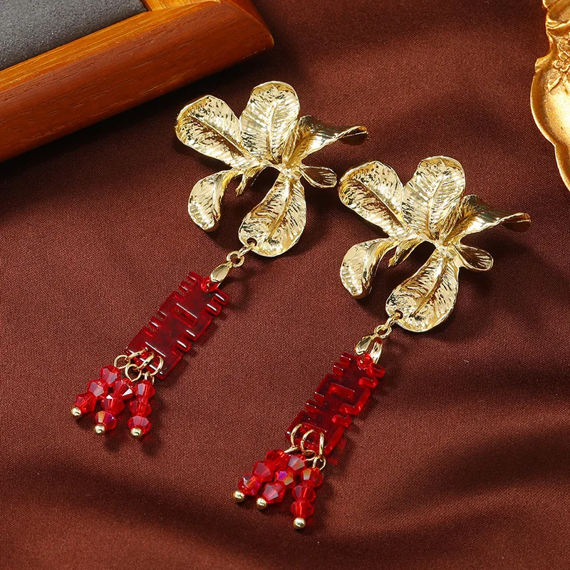 New wedding earrings, new Chinese red cheongsam, retro bridal heel makeup style, earrings, toast clothes accessories