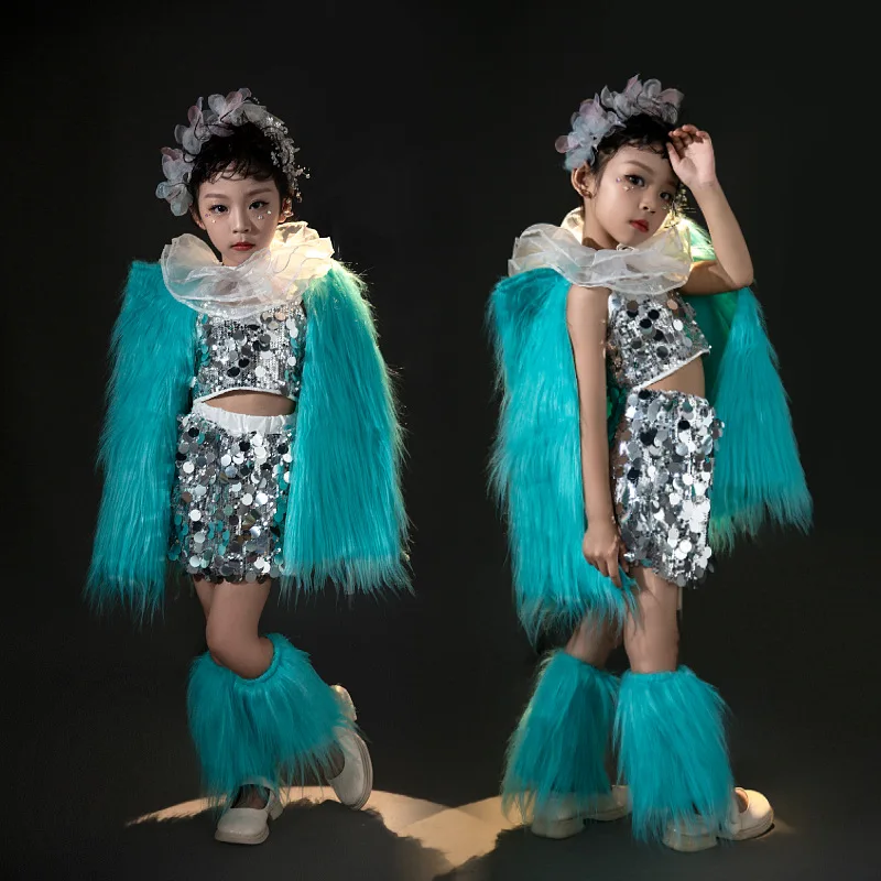 

Girl Model Catwalk Trendy Clothing Technology Sense Fashion Children Dopamine Meta Universe Trendy Cool Runway Catwalk Love Bean