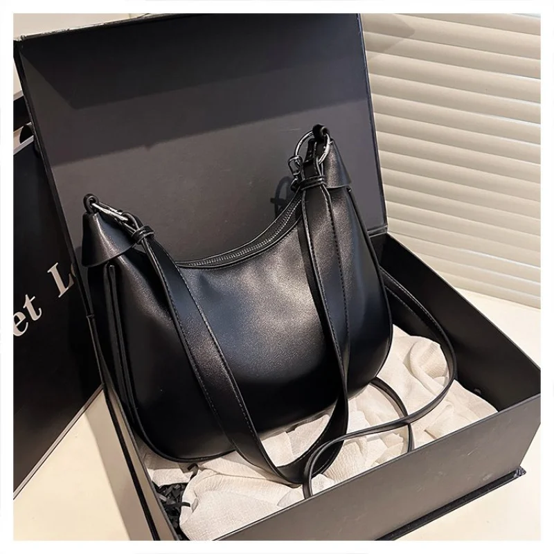 Bolso de hombro para mujer hecho de cuero con estampado Adder, moda de Gales, aspecto espacioso, suave y refinado para uso diario