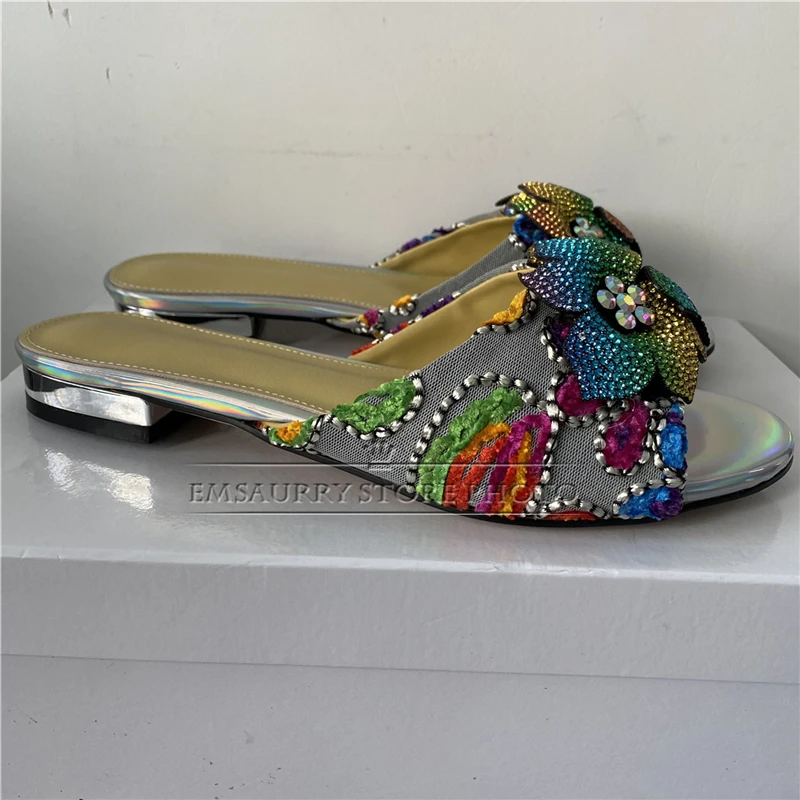 Pantofole da donna con fiore di strass di lusso tacco piatto ricamo colorato Slip-on Outwear muli per ragazze estate