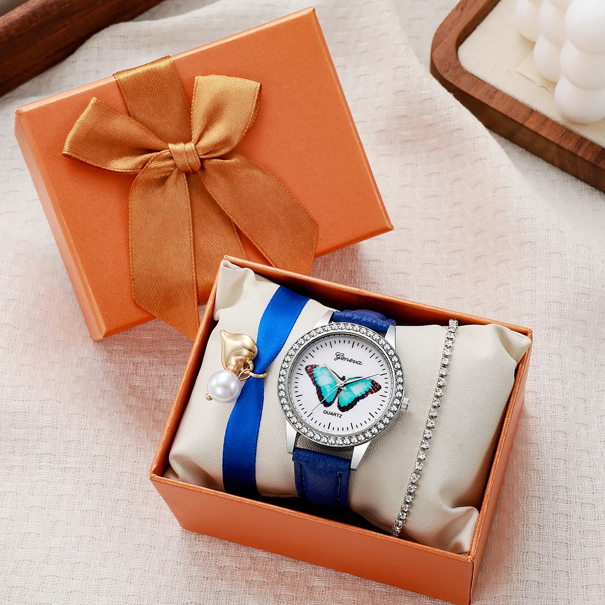 

Набор браслетов для часов с синими бабочками, сверкающими, как искрящиеся бриллианты | Кристаллический бисерный браслет | Жемчужный кулон в форме сердца | Элегантный подарочный набор из 3 предметов для женщин