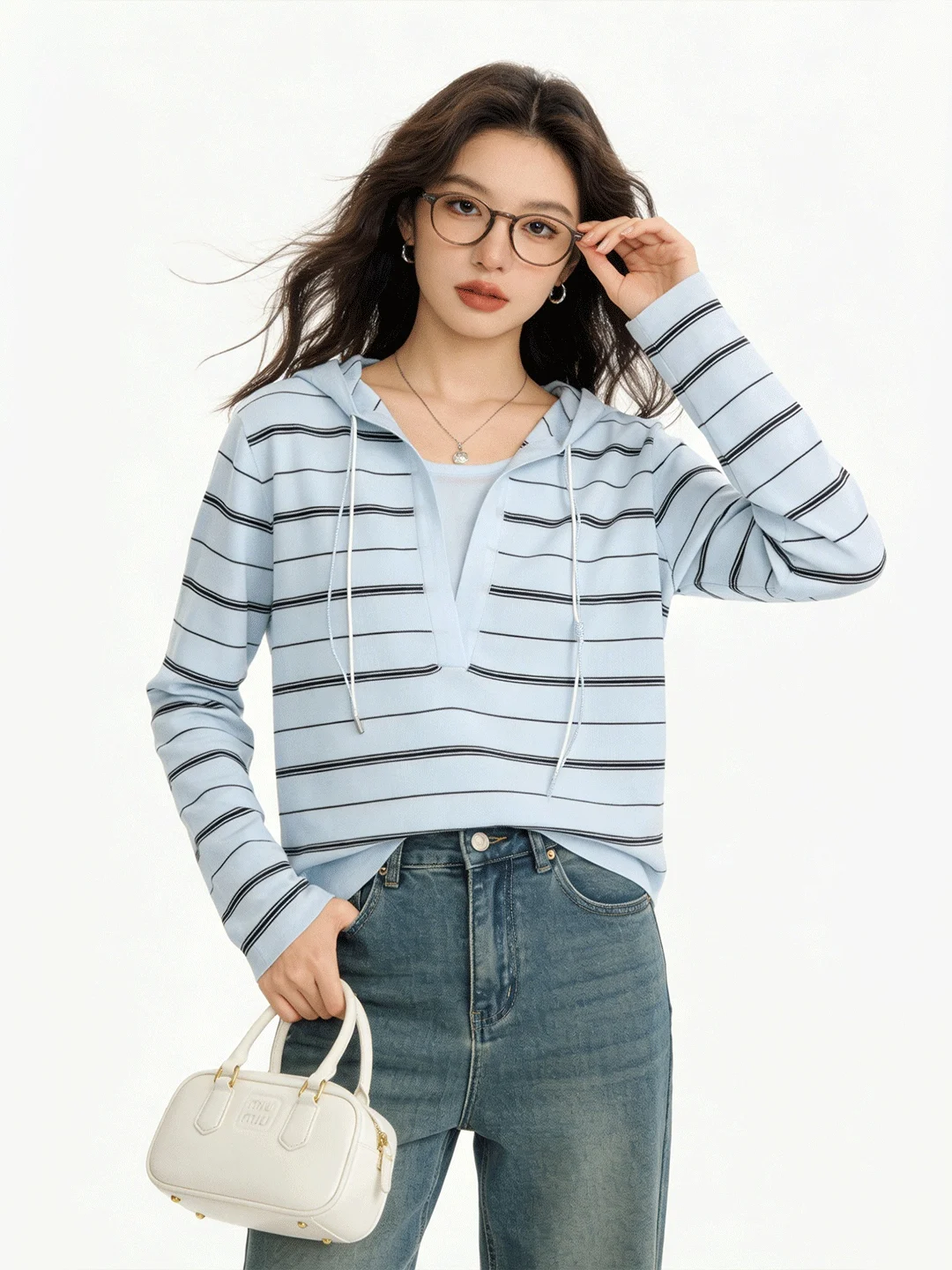 

Сине-белый полосатый вязаный топ с капюшоном, приятный к телу, новинка весенней коллекции, с дизайном на шнурке, для ранней весны, женская модель