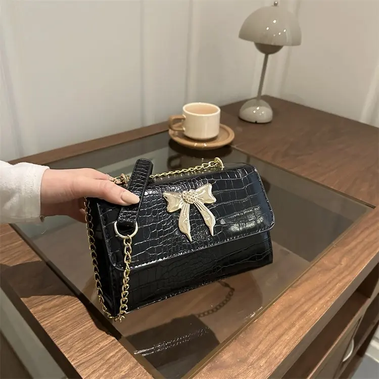 2026 New Korean Version Solid Color Chain Flip Small Square Bag Temperament Fashionable and Casual Single Shoulder Armpit Bag